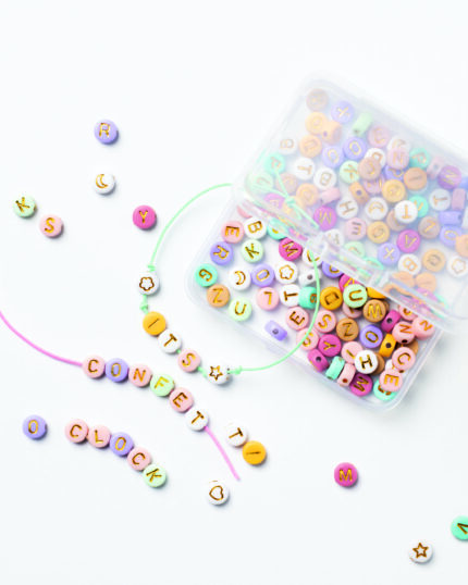 FO66 PACK DE 202  PERLES LETTRES MIX COULEUR PASTEL + 2 ÉLASTIQUE EN CAOUTCHOUC 1 m +BOÎTE DE RANGEMENT